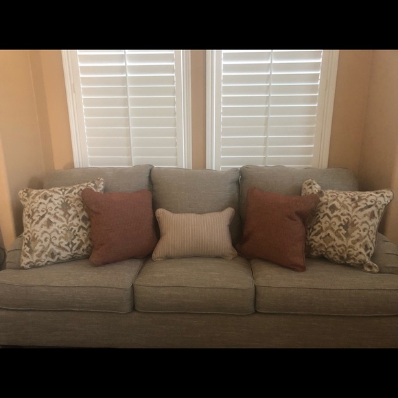 Beautiful Brand New Never Used Pillows (6) - Picture 8 of 9